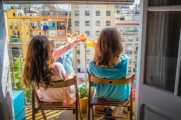 niñas tomando zumo en la terraza de un piso de Barcelona - iStock imagenes