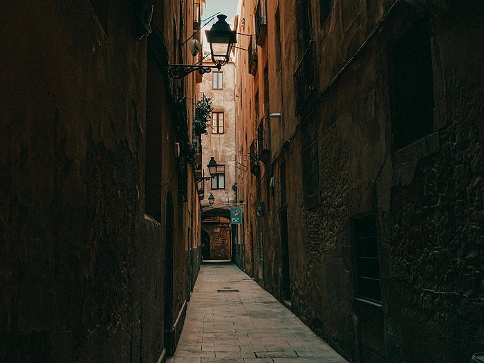 dark alleyway leading to luxury property in El Born, Barcelona city